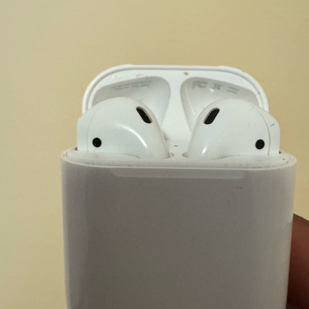 Airpods originals and Airpods Pro 2 - Picture 2 of 4